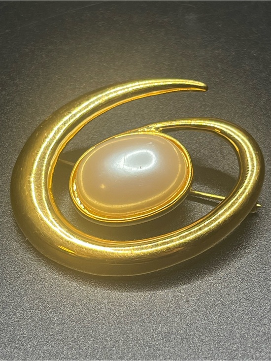 Monet Jewelry - Vintage Monet Gold Tone Faux
Pearl Brooch | Modernist Swirl Pin | 1980s